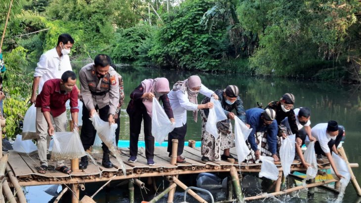 Pelepasan Benih Ikan di Taman Senja Ngelo